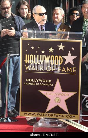 Hollywood, California, USA. 13 dicembre, 2013. Ho15649CHW.attore/regista Paul Mazursky onorato con la stella sulla Hollywood Walk of Fame .6667 Hollywood Blvd nella parte anteriore del leggendario Musso & Frank Grill, Hollywood, CA.12/13/2013.Mel Brooks .©Clinton H. Wallace/Photomundo/ Foto inc Credito: Clinton Wallace/Globe foto/ZUMAPRESS.com/Alamy Live News Foto Stock