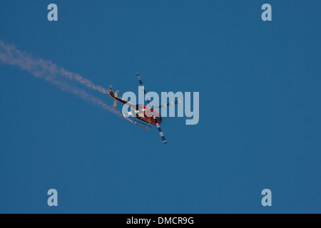 La Red Bull elicottero acrobatico in corrispondenza delle ali su Camarillo Airshow Camarillo in California nel mese di agosto del 2011 Foto Stock