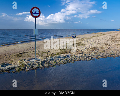 Spiaggia da Otterndorf con segno di traffico, Land Hadeln, Bassa Sassonia, Germania Foto Stock