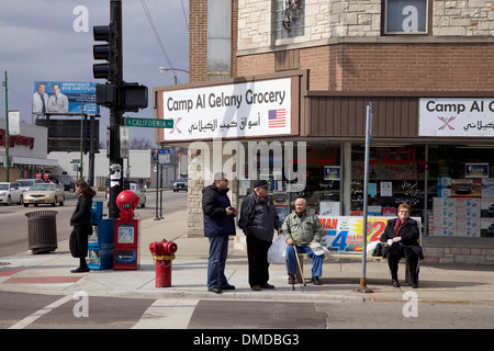 Le persone presso la fermata degli autobus. California e del Devon Avenue Chicago in Illinois. West Rogers Park quartiere. Foto Stock