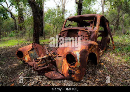 Il relitto arrugginito di un auto abbandonate nella savana Australiana. Foto Stock