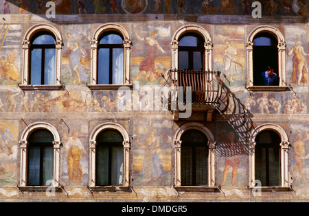 Gli affreschi sul caso Cazuffi-Rella Trento (Trento) Italia con uomo guardando fuori della finestra Foto Stock