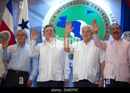 Rio Hato, Panama. 13 dicembre, 2013. (Da l a r) Guatemala Presidente Otto Perez Molina, presidente della Commissione europea José Manuel Barroso, Panama il presidente Ricardo Martinelli e il Presidente della Repubblica Dominicana Danilo Medina posano per una foto durante la XLII vertice del sistema di integrazione dell'America centrale in Cocle Affitto, Panama, a Dic. 13, 2013. Credito: Mauricio Valenzuela/Xinhua/Alamy Live News Foto Stock