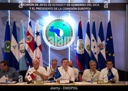 Rio Hato, Panama. 13 dicembre, 2013. Il presidente della Commissione europea José Manuel Barroso (C) partecipa al vertice quarantaduesima sistema di integrazione dell'America centrale in Cocle Affitto, Panama, a Dic. 13, 2013. Credito: Mauricio Valenzuela/Xinhua/Alamy Live News Foto Stock