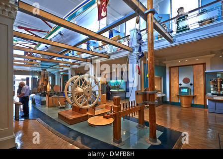 Portsmouth Historic Dockyard dotato del nuovissimo Mary Rose Museum e famosa in tutto il mondo le navi HMS Victory e HMS Warrior (1860) Foto Stock