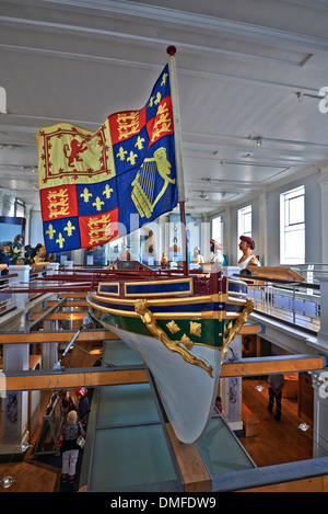 Portsmouth Historic Dockyard dotato del nuovissimo Mary Rose Museum e famosa in tutto il mondo le navi HMS Victory e HMS Warrior (1860) Foto Stock