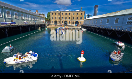 Portsmouth Historic Dockyard dotato del nuovissimo Mary Rose Museum e famosa in tutto il mondo le navi HMS Victory e HMS Warrior (1860) Foto Stock