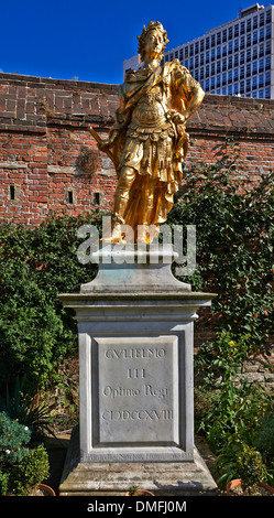 Portsmouth Historic Dockyard dotato del nuovissimo Mary Rose Museum e famosa in tutto il mondo le navi HMS Victory e HMS Warrior (1860) Foto Stock