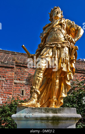 Portsmouth Historic Dockyard dotato del nuovissimo Mary Rose Museum e famosa in tutto il mondo le navi HMS Victory e HMS Warrior (1860) Foto Stock