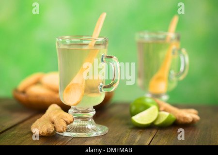 Appena preparato caldo tè allo zenzero fatta di zenzero fresco servito in vetro Foto Stock