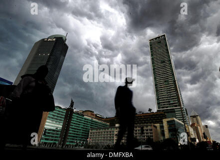 Jakarta. Xiv Dic, 2013. Foto scattata a Dic. 14, 2013 mostra un giorno nuvoloso di Jakarta, Indonesia. Secondo l'Indonesiano meteorologia, climatologia e geofisica agenzia (BMKG), picco stimato di pioggia dovrebbe accadere a Giacarta Da dic. 2013 al febbraio 2014. © Agung Kuncahya B./Xinhua/Alamy Live News Foto Stock