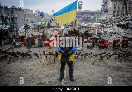 Kiev, Ucraina. 13 dicembre, 2013. Un uomo si erge nei pressi di una barricata al Khreschatyk main street dove pro-integrazione europea manifestanti tenere un rally nel centro di Kiev 13 dicembre 2013.Foto: Roman Pilipey/NurPhoto Credito: Roman Pilipey/NurPhoto/ZUMAPRESS.com/Alamy Live News Foto Stock