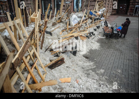 Kiev, Ucraina. 13 dicembre, 2013. Una donna si siede vicino a una barricata al Khreschatyk main street dove pro-integrazione europea manifestanti tenere un rally nel centro di Kiev 13 dicembre 2013.Foto: Roman Pilipey/NurPhoto Credito: Roman Pilipey/NurPhoto/ZUMAPRESS.com/Alamy Live News Foto Stock