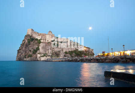 Il Castello Aragonese di notte in isola di Ischia, Italia Foto Stock