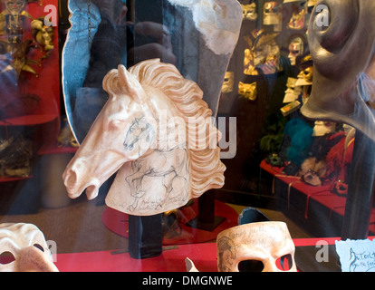 Negozio di veneziano finestra che visualizza le maschere e i cavalli di testa. Foto Stock