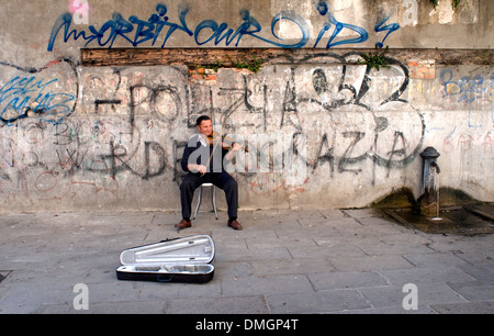 Il violinista musicista di strada in una strada a Venezia, Italia. Foto Stock