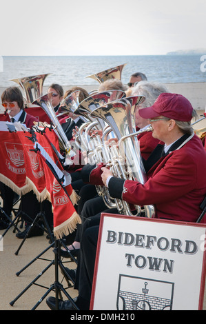 Bideford Banda Città di eseguire sul molo di Westwood Ho!, Devon, Regno Unito. Foto Stock