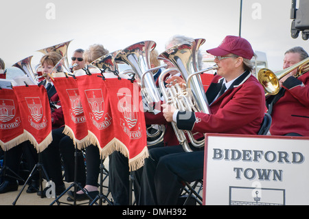 Bideford Banda Città di eseguire sul molo di Westwood Ho!, Devon, Regno Unito. Foto Stock