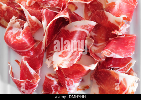 Una piastra con lo spagnolo prosciutto Serrano è servita come tapas Foto Stock