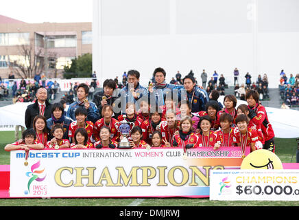 Tokyo, Giappone. L'8 dicembre, 2013. INAC Kobe Leonessa team group Calcio : INAC Kobe Leonessa giocatori posano con il trofeo dopo aver vinto la coppa mobcast International Women's Club Championship 2013 partita finale tra INAC Kobe Leonessa 4-2 Chelsea Ladies FC a Ajinomoto Nishigaoka Campo a Tokyo in Giappone . © Hitoshi Mochizuki/AFLO/Alamy Live News Foto Stock