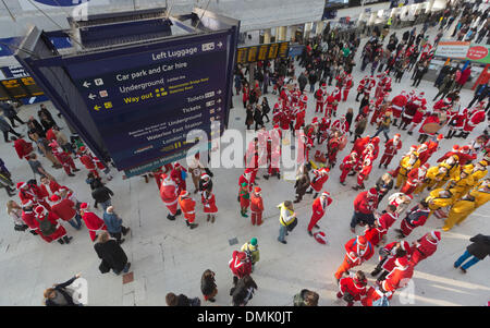 Londra, Regno Unito. Il 14 dicembre 2013. Centinaia di Babbi Natale che si riuniscono per l'annuale evento Santacon a London Waterloo Station. Ci si aspetta che centinaia se non migliaia di Babbo Natale o Santae parteciperà tutta la manifestazione di oggi. Foto: Nick Savage/Alamy Live News Foto Stock