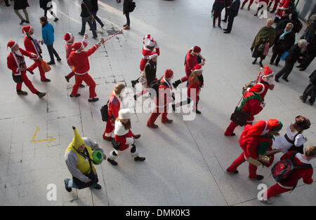 Londra, Regno Unito. Il 14 dicembre 2013. Centinaia di Babbi Natale che si riuniscono per l'annuale evento Santacon a London Waterloo Station. Ci si aspetta che centinaia se non migliaia di Babbo Natale o Santae parteciperà tutta la manifestazione di oggi. Foto: Nick Savage/Alamy Live News Foto Stock