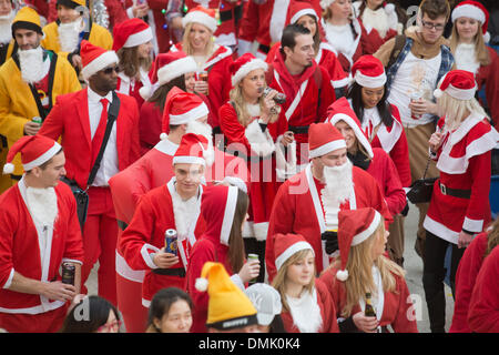 Londra, Regno Unito. Il 14 dicembre 2013. Centinaia di Babbi Natale che si riuniscono per l'annuale evento Santacon a London Waterloo Station. Ci si aspetta che centinaia se non migliaia di Babbo Natale o Santae parteciperà tutta la manifestazione di oggi. Foto: Nick Savage/Alamy Live News Foto Stock