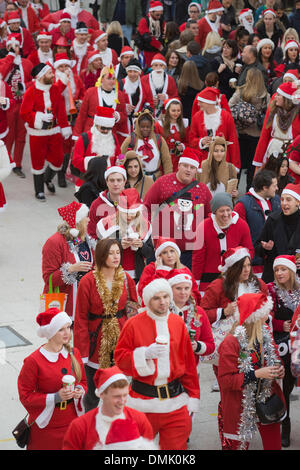 Londra, Regno Unito. Il 14 dicembre 2013. Centinaia di Babbi Natale che si riuniscono per l'annuale evento Santacon a London Waterloo Station. Ci si aspetta che centinaia se non migliaia di Babbo Natale o Santae parteciperà tutta la manifestazione di oggi. Foto: Nick Savage/Alamy Live News Foto Stock