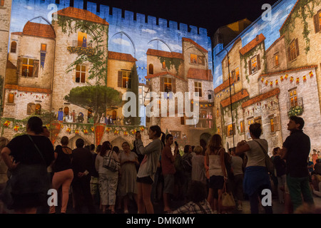 Il LUMINESSENCES D'Avignon, monumentale Mostra video in 3D creati dalla società AMACLIO e proiettata su facciate del cortile principale del palazzo dei papi, la città di Avignon chiamata la città dei Papi e indicato come sito del Patrimonio mondiale,Vaucluse (84), Foto Stock