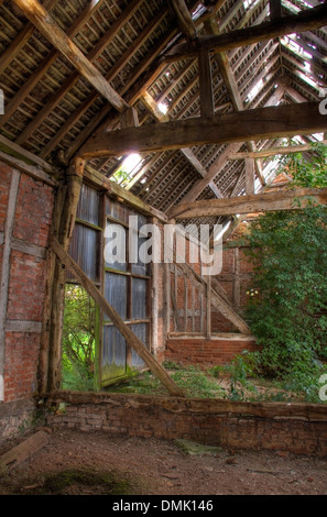 In legno e mattoni costruito inglese fienile interni. Foto Stock