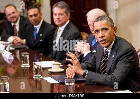 Washington, DC, Stati Uniti d'America. 13 dicembre, 2013. Il Presidente degli Stati Uniti Barack Obama e il Vice Presidente Joe Biden incontro con un gruppo di neo-eletti sindaci provenienti da tutto il paese in Washington, DC, Stati Uniti, Venerdì, Dicembre 13, 2013, per discutere i modi in cui l'amministrazione Obama può servire come un partner attivo sulla creazione di posti di lavoro e garantire la classe media le famiglie hanno un percorso per l'occasione. Credito: Pete Marovich / Pool via CNP/dpa/Alamy Live News Foto Stock