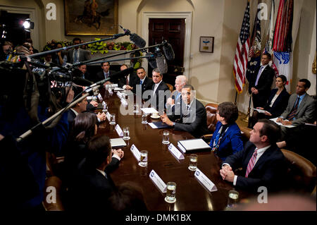 Washington, DC, Stati Uniti d'America. 13 dicembre, 2013. Il Presidente degli Stati Uniti Barack Obama e il Vice Presidente Joe Biden incontro con un gruppo di neo-eletti sindaci provenienti da tutto il paese in Washington, DC, Stati Uniti, Venerdì, Dicembre 13, 2013, per discutere i modi in cui l'amministrazione Obama può servire come un partner attivo sulla creazione di posti di lavoro e garantire la classe media le famiglie hanno un percorso per l'occasione. Credito: Pete Marovich / Pool via CNP/dpa/Alamy Live News Foto Stock