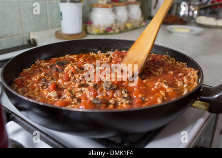 Preparazione di lasagne, cucina italiana in condizioni polacche. Foto Stock