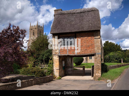 Il Gate Lych presso la chiesa di San Pietro e San Paolo, Long Compton, Warwickshire, Inghilterra. Foto Stock