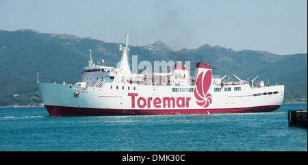 La Toremar Oglasa è una nave traghetto che opera nei pressi di Portoferraio, Isola d'Elba, Italia. Funge da collegamento di trasporto vitale, collegando l'isola con la terraferma e facilitando i viaggi attraverso il Mediterraneo. Foto Stock