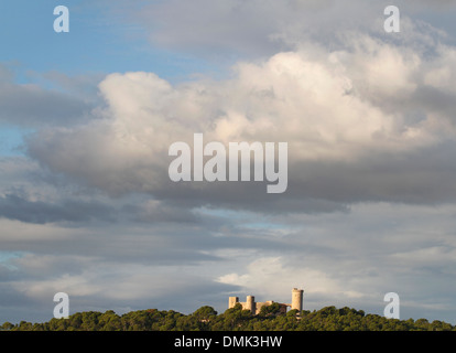 Il castello di Bellver visto dalla città di Palma di Maiorca, SPAGNA Foto Stock