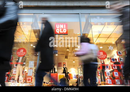 Oxford Street, Londra, Regno Unito. Il 14 dicembre 2013. Oxford Street è occupato con gli acquirenti, dieci giornate di shopping sono a sinistra fino a Natale. Credito: Matteo Chattle/Alamy Live News Foto Stock