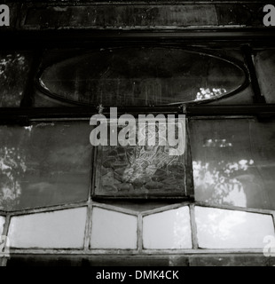 Fotografia di viaggio - immagine in una finestra in Mumbai Bombay nel Maharashtra in India in Asia del Sud. Arte astratta di strada Foto Stock