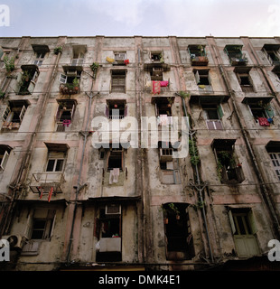 Alloggiamento delle baraccopoli di Mumbai Bombay nel Maharashtra in India in Asia del Sud. Costruzione casa povertà poveri Ghetto di uno stile di vita urbano indiano città baraccopoli Travel Foto Stock