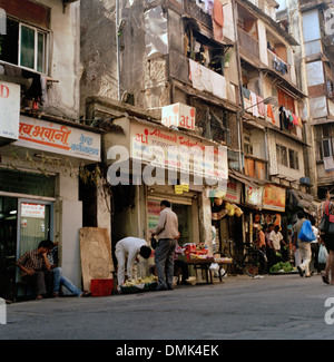 Ogni giorno la vita di strada in Mumbai Bombay nel Maharashtra in India in Asia del Sud. Stile di vita indiano baraccopoli di scena baraccopoli Persone Viaggi Wanderlust Foto Stock