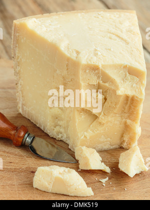 Parmigiano Reggiano, disco tipico formaggio italiano Foto Stock
