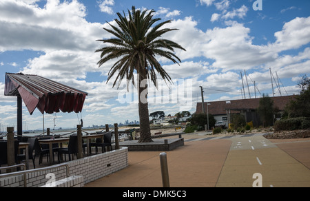 La spiaggia di Brighton serie Melbourne del cielo della città in background su superbe estati giorno Foto Stock