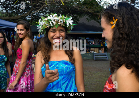 Rarotonga Island. Isole Cook. Polinesia. Alcuni simpatici ragazzi vestito in polinesiano intorno al Punanga Nui mercati. Isole Cook Foto Stock