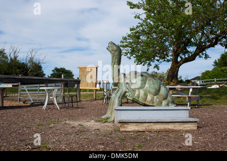 Una grande scultura di una tartaruga a Abrams fattoria degli animali di fronte Manisses cottage su Block Island in Nuova Inghilterra USA Foto Stock