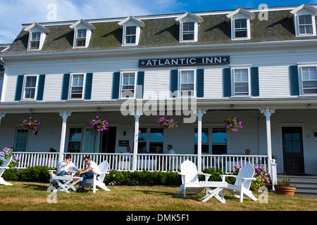 Una giovane coppia bere e mangiare di fronte all'Atlantic Inn Hotel su Block Island, una popolare destinazione turistica in Rhode Island Foto Stock