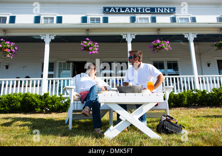 Una giovane coppia bere e mangiare di fronte all'Atlantic Inn Hotel su Block Island, una popolare destinazione turistica in Rhode Island Foto Stock