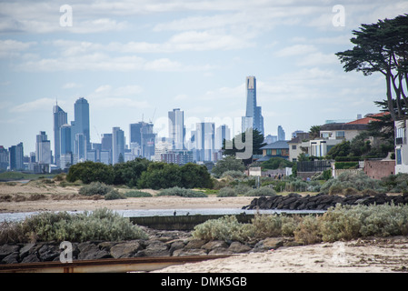 La spiaggia di Brighton serie Melbourne skyline della città in background su superbe estati giorno Foto Stock