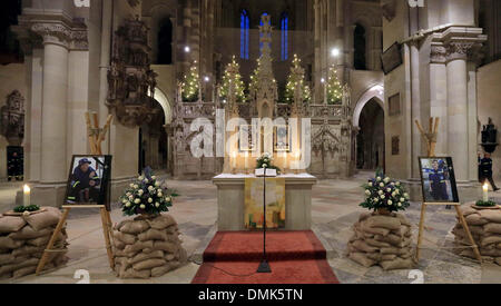 Magdeburg, Germania. Xiv Dic, 2013. Ritratti dei due annegati membri della THW sono sul display durante un servizio di lutto per le vittime di un incidente in barca presso la Cattedrale di Magdeburgo, Germania, 14 dicembre 2013. Il servizio di lutto per due elementi femmina dell'Agenzia federale per il rilievo tecnico (THW) ha visto la partecipazione di oltre 800 persone. Una barca capovolta sull'Elba il 23 novembre 2013. Due giovani donne sono state scattate in ospedale e vi morì poco dopo. Foto: Jens WOLF/dpa/Alamy Live News Foto Stock