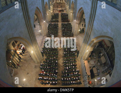 Magdeburg, Germania. Xiv Dic, 2013. Un servizio di lutto per le vittime di un incidente in barca è condotta presso la Cattedrale di Magdeburgo, Germania, 14 dicembre 2013. Il servizio di lutto per due elementi femmina dell'Agenzia federale per il rilievo tecnico (THW) ha visto la partecipazione di oltre 800 persone. Una barca capovolta sull'Elba il 23 novembre 2013. Due giovani donne sono state scattate in ospedale e vi morì poco dopo. Foto: Jens WOLF/dpa/Alamy Live News Foto Stock