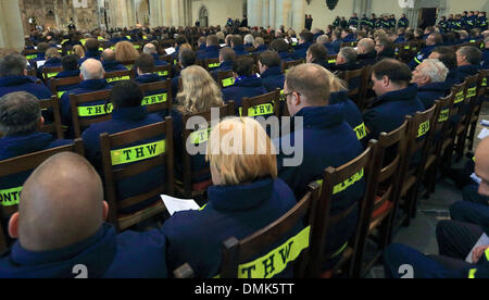 Magdeburg, Germania. Xiv Dic, 2013. Membri della THW frequentare un servizio di lutto per le vittime di un incidente in barca presso la Cattedrale di Magdeburgo, Germania, 14 dicembre 2013. Il servizio di lutto per due elementi femmina dell'Agenzia federale per il rilievo tecnico (THW) ha visto la partecipazione di oltre 800 persone. Una barca capovolta sull'Elba il 23 novembre 2013. Due giovani donne sono state scattate in ospedale e vi morì poco dopo. Foto: Jens WOLF/dpa/Alamy Live News Foto Stock